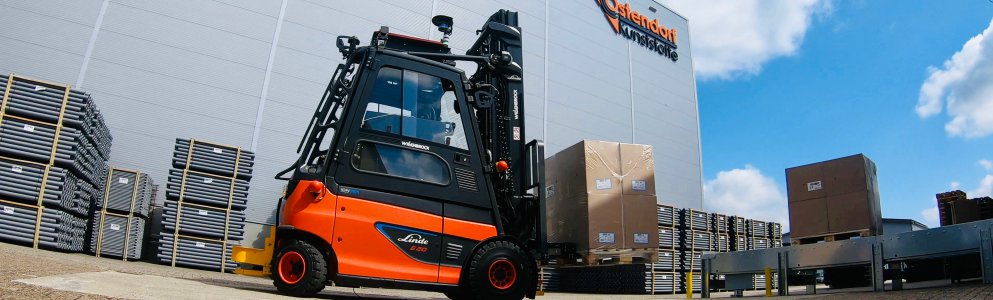 Photo of the automated electric forklift on the premises of Ostendorf Kunststoffe